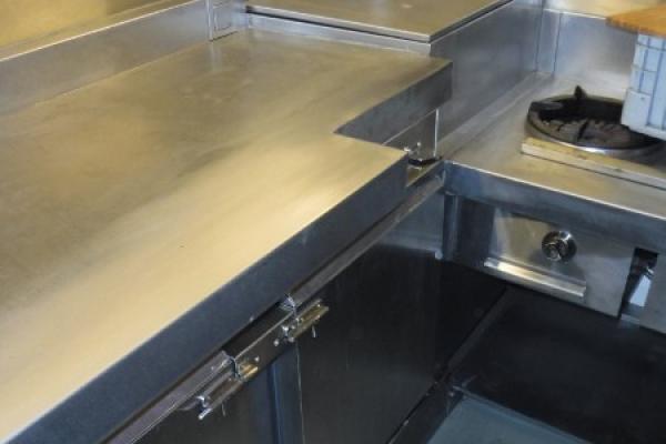 Réalisation d'un plan de travail inox sur mesure pour un foodtruck