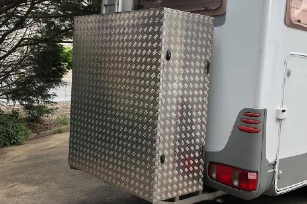 Réalisation d'un coffre de camping car sur mesure en inox larmé